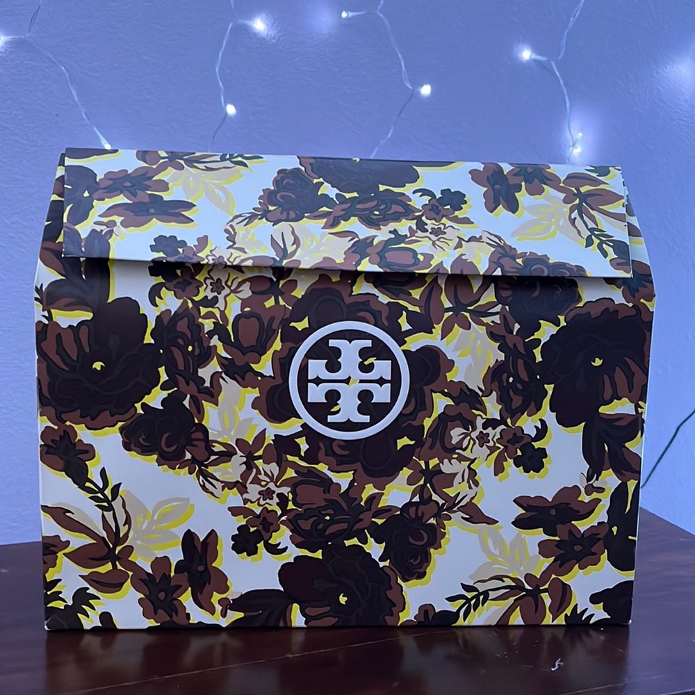 1 tori Burch multi use box
